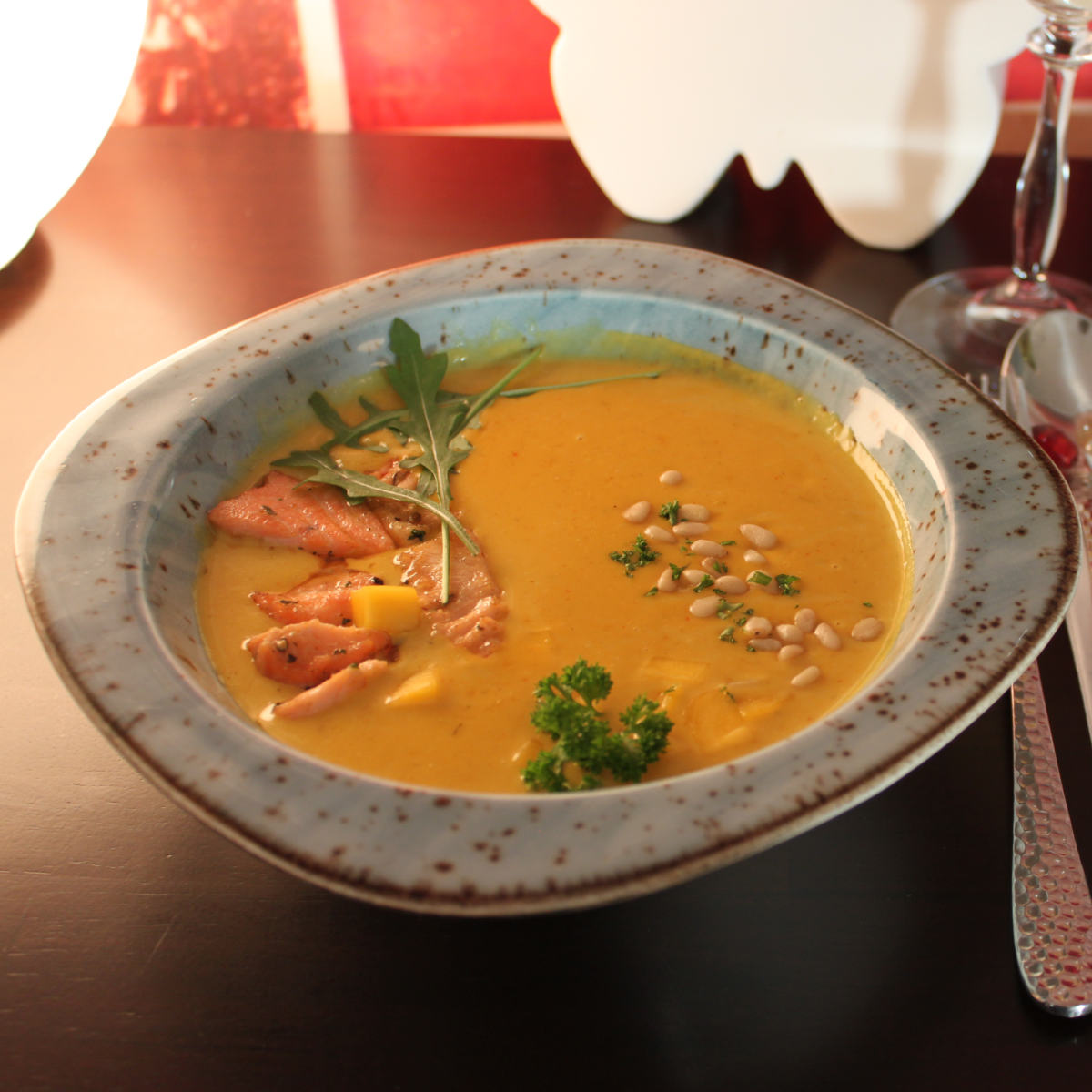 Pikante Mango-Curry-Suppe mit gebratenen Lachsfilet und gebratenen ...