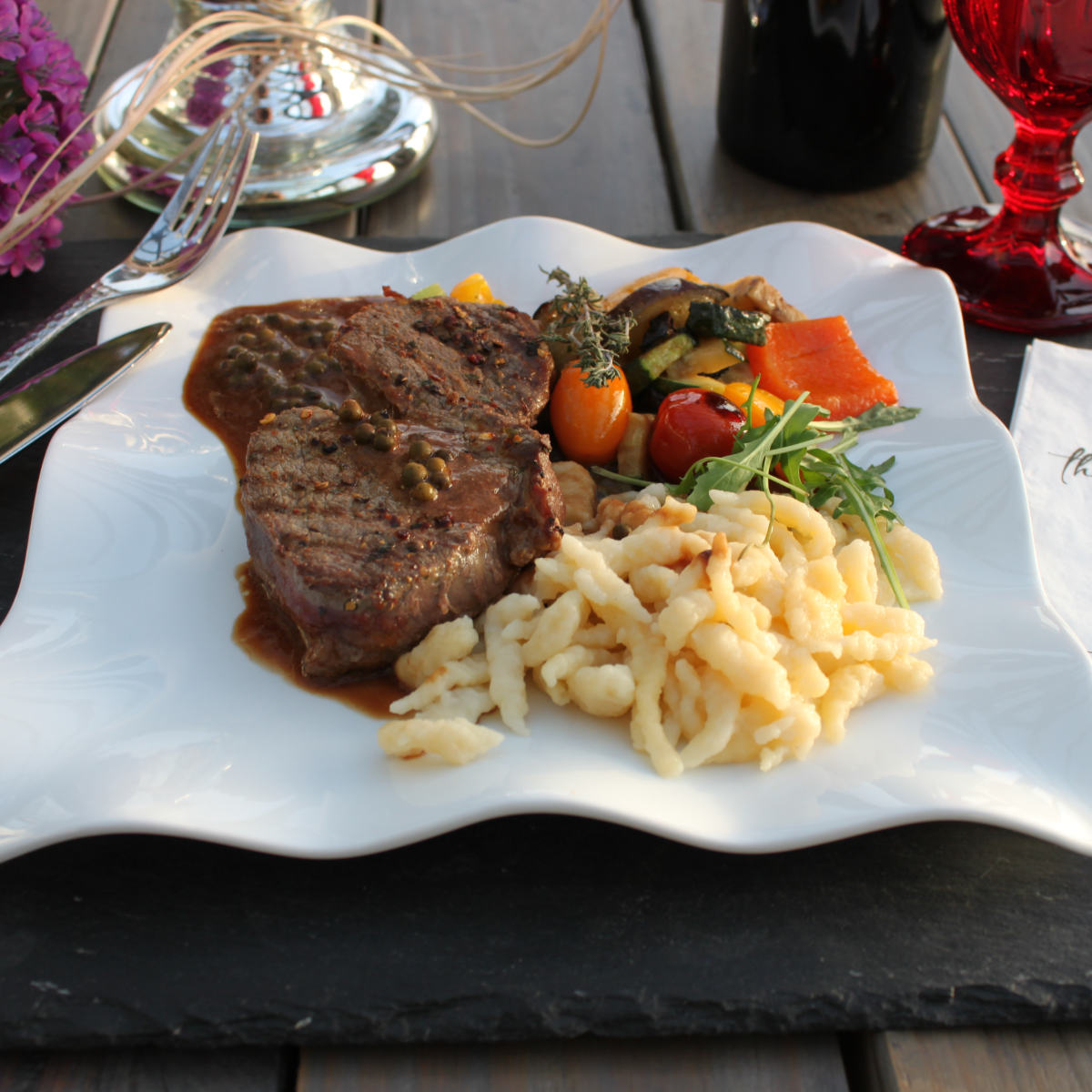 Roastbeef-Steak 220gr. in „Chimichurri-Marinade“ auf Röstgemüse in ...
